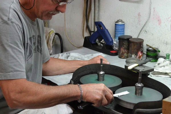 Fabrication d'un coupe-choux dans l'atelier.