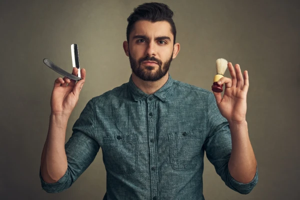 Homme utilisant un coupe-choux et un blaireau