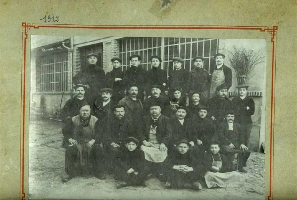 L'équipe de la forge de coupe-choux Thiers-Issard en 1912.